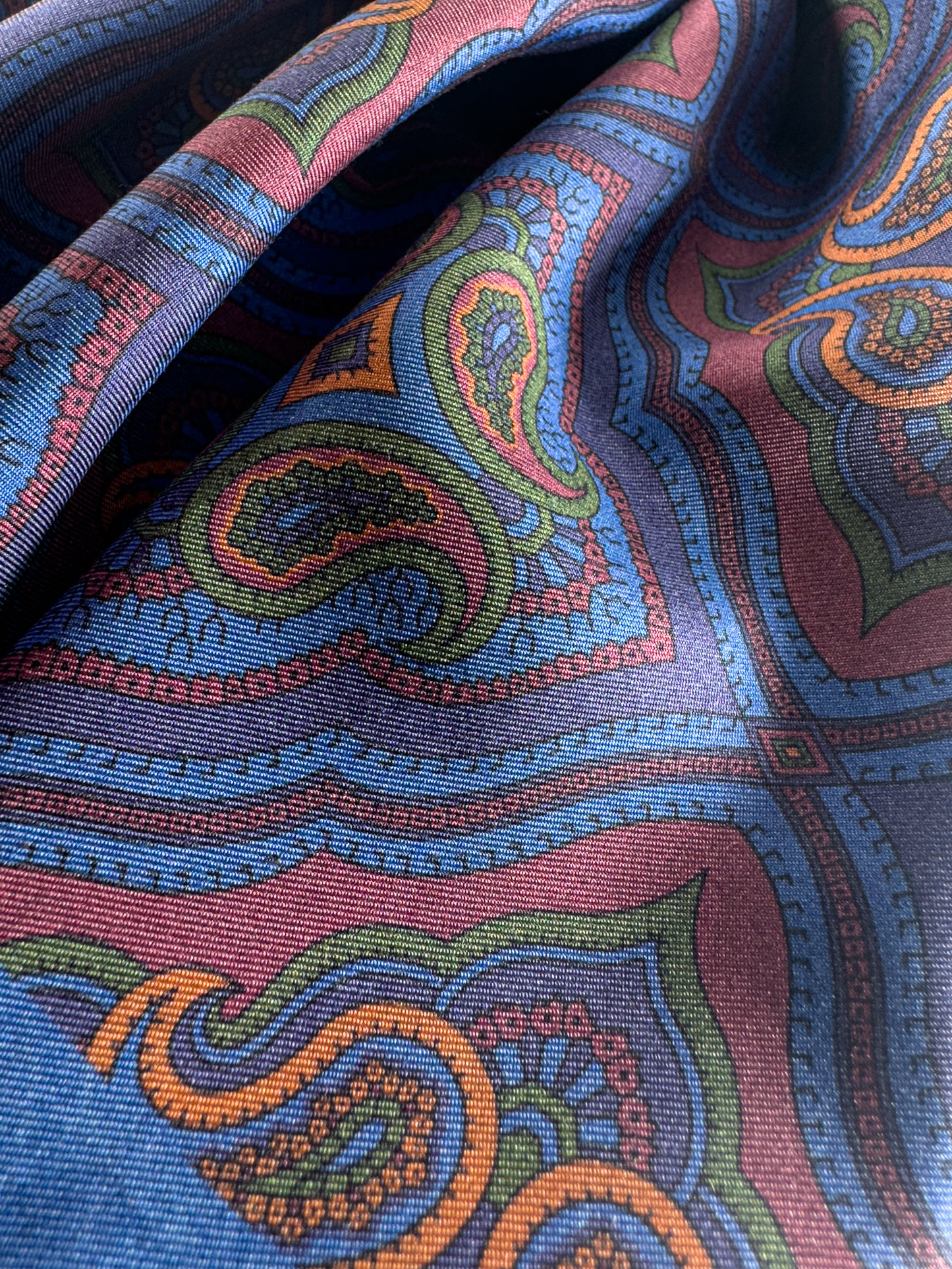 Pañuelo de Seda Ancient Madder Reversible Burdeos y Azul en Paisley  y Estampado Geométrico