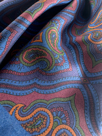 Pañuelo de Seda Ancient Madder Reversible Burdeos y Azul en Paisley  y Estampado Geométrico