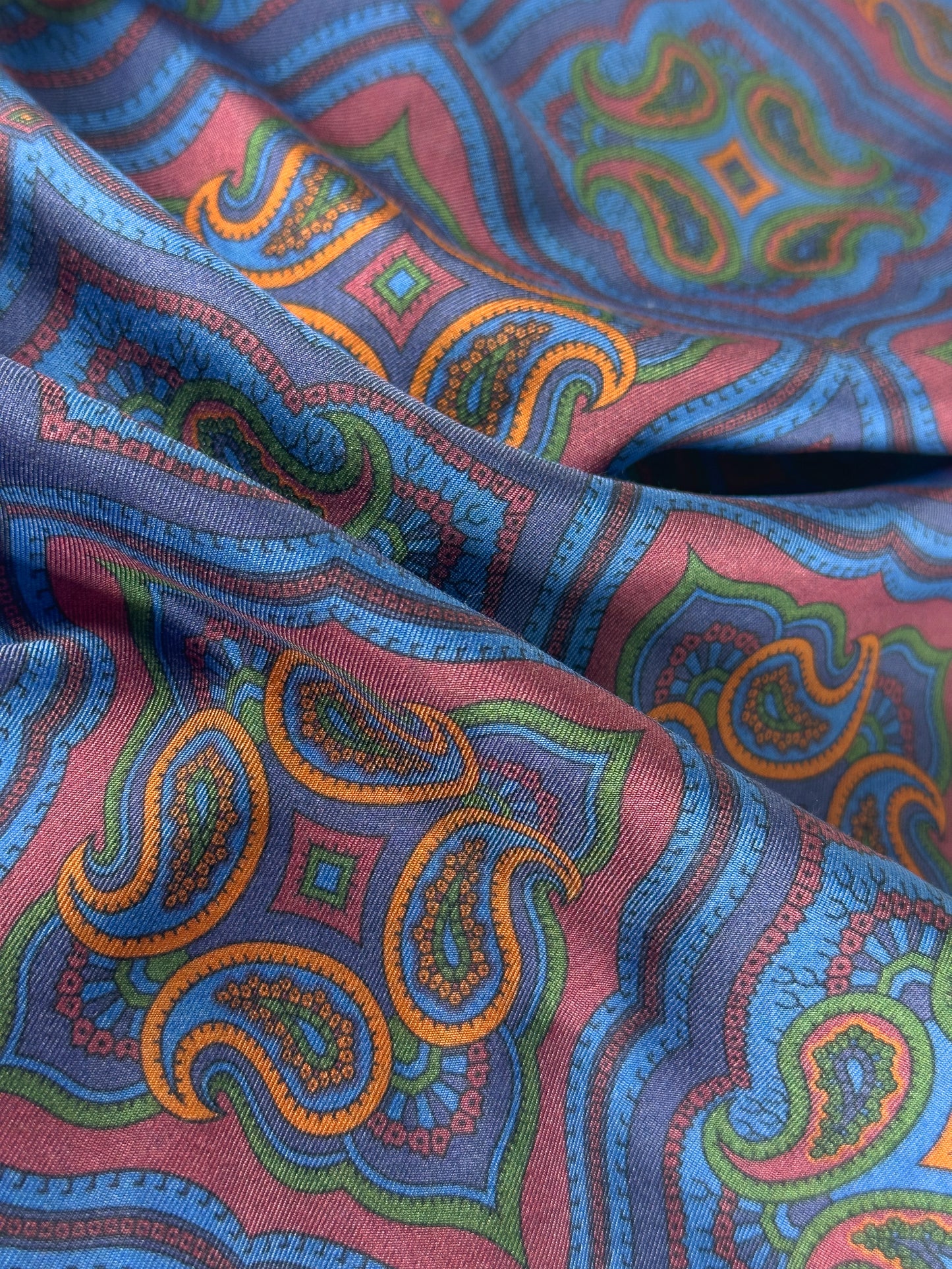 Pañuelo de Seda Ancient Madder – Reversible Medallón Borgoña y Azul