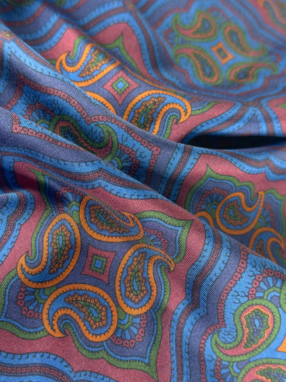 Pañuelo de Seda Ancient Madder – Reversible Medallón Borgoña y Azul