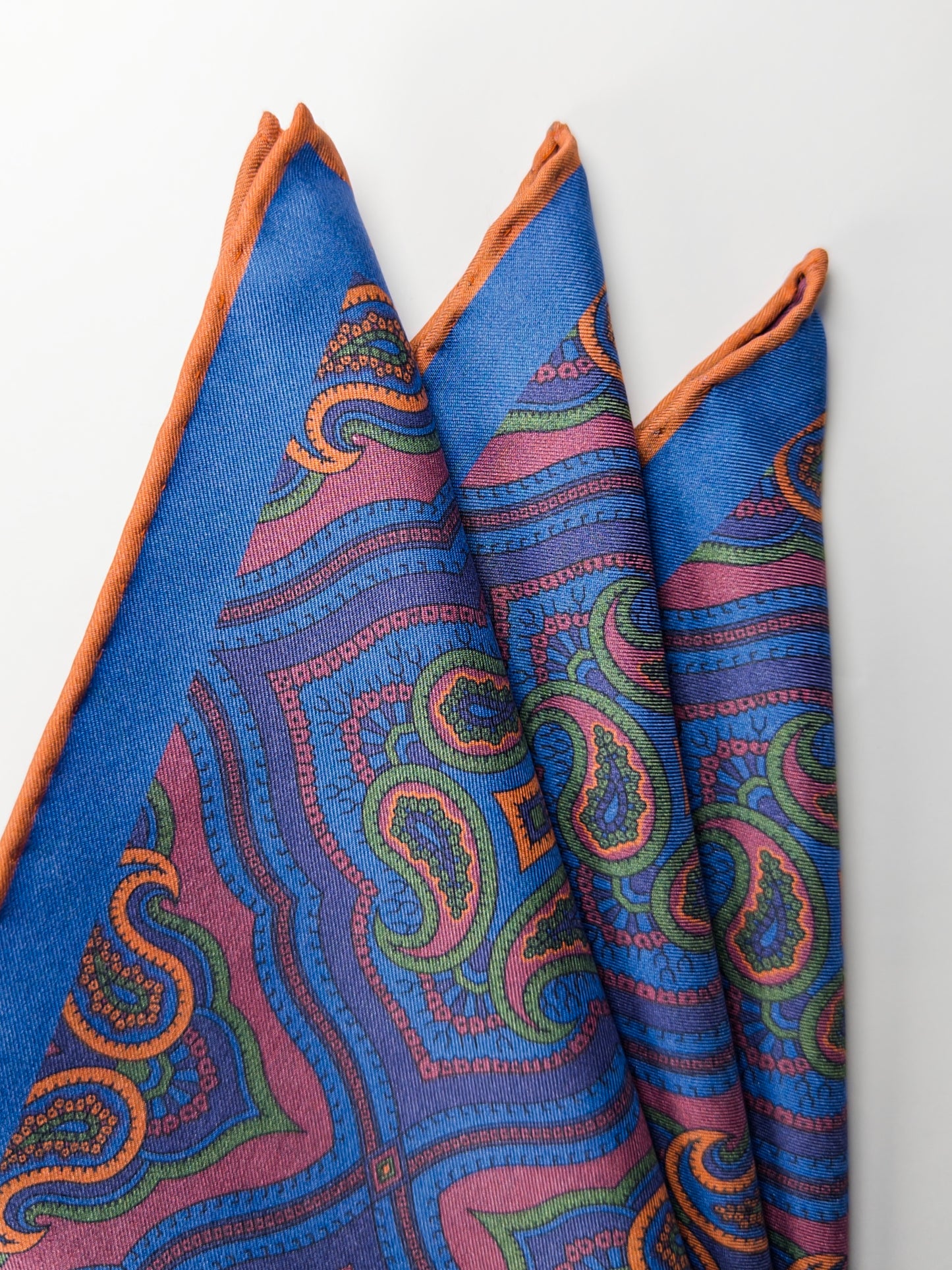 Pañuelo de Seda Ancient Madder Reversible Burdeos y Azul en Paisley  y Estampado Geométrico