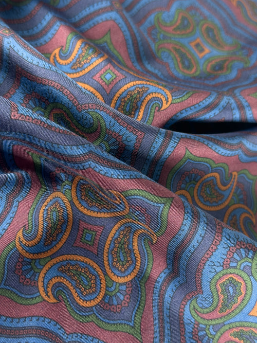 Pañuelo de Seda Ancient Madder Reversible Burdeos y Azul en Paisley  y Estampado Geométrico